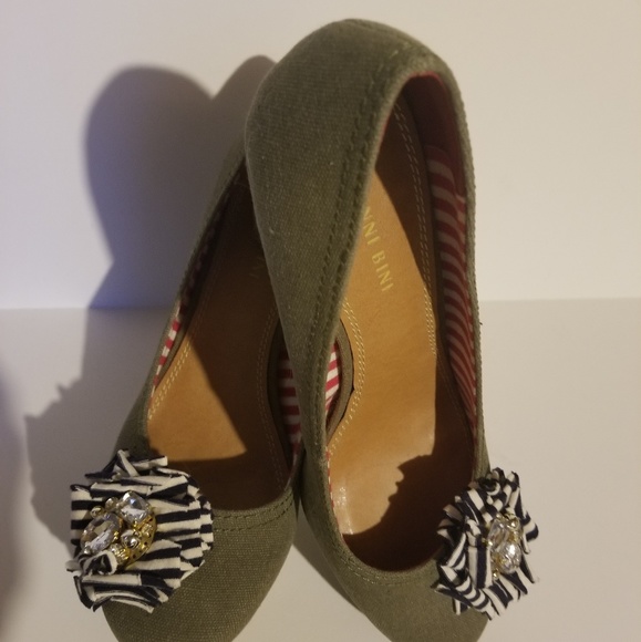 Gianni Bini Shoes - Like New Gianni Bini platform/pump/olive green